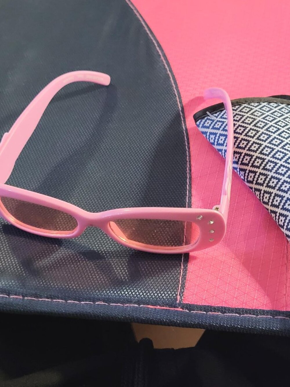 Hello Kitty child's pink sunglasses w/ pouch